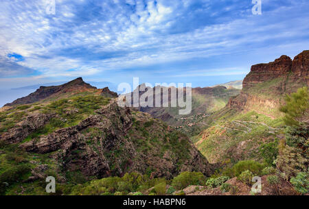 Verde valle rocciosa di Masca città sull'isola di Tenerife, Spagna Foto Stock