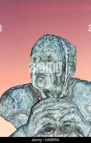 Zoccolo con la statua di Sir Peter Scott Martin Mere, Burscough, Southport, Merseyside, Regno Unito Foto Stock