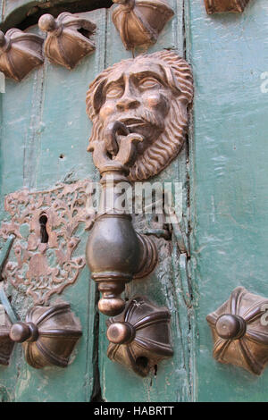 Metallo ornati testa di leone porta respingente sulla chiesa in Potosi, Bolivia Foto Stock