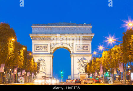 L'Arco Trionfale è uno dei monumenti più visitati di Parigi.it onori coloro che morirono e combattuto per la Francia. Foto Stock