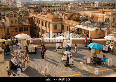 Gli artisti che vendono i loro lavori sulla sommità della Scalinata di piazza di Spagna a Roma. Foto Stock