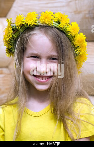 Bambina in tarassaco corona esterna di estate ritratto