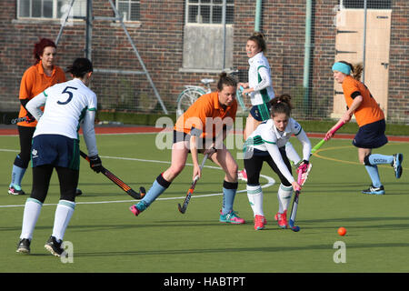 Chichester donne squadra di hockey vs Sud sassoni nel Sussex donna League contro a Kingsham hockey pitch, Chichester. Foto Stock