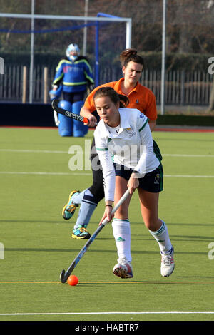 Chichester donne squadra di hockey vs Sud sassoni nel Sussex donna League contro a Kingsham hockey pitch, Chichester. Foto Stock