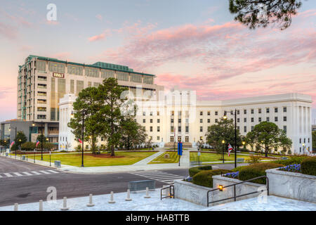 Il Lurleen Wallace ufficio edificio poco prima dell'alba in Montgomery, Alabama. Foto Stock