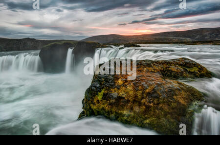 Godafoss, Cascata degli dèi, come si è visto al tramonto durante l'autunno in Islanda - Lunga esposizione Foto Stock