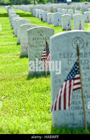 Le lapidi con bandierine americane presso il Cimitero Nazionale di Arlington in Fort Myer, Arlington, Virginia, Stati Uniti d'America, del Memorial Day weekend. Foto Stock