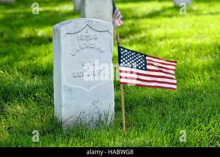 Close-up di "Sconosciuto U.S. Soldato' pietra tombale e bandiera presso il Cimitero Nazionale di Arlington, Virginia, Stati Uniti d'America, del Memorial Day weekend. Foto Stock