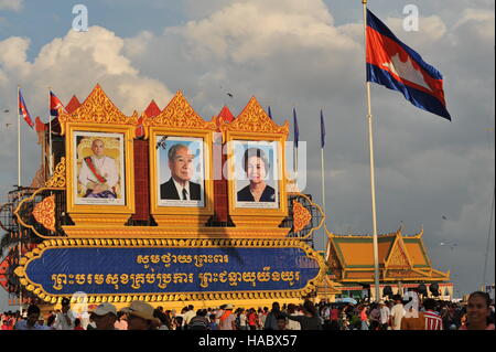 I ritratti della famiglia reale del Royal Palace parco durante il cambogiano Festival dell'acqua. Phnom Penh Cambogia. Credito: Kraig Lieb Foto Stock