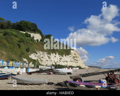 Due tier beach capanne, birra, East Devon, Inghilterra, Regno Unito Foto Stock