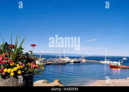 Lund, BC, British Columbia, Canada - barche ormeggiate sul pontile, Sunshine Coast Scenic Harbour / Harbour, capolinea della autostrada 101 Foto Stock