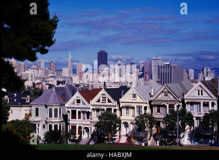 Il Painted Ladies, Alamo Square, San Francisco, California, Stati Uniti d'America Foto Stock