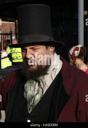 :Uno sconosciuto attore interpreta la parte di un gentiluomo vittoriano al Natale annuale festival vittoriano in Portsmouth dockyard,l'Inghilterra,26 novembre 20 Foto Stock
