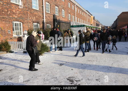 Visitatori presso il Natale annuale festival vittoriano in Portsmouth dockyard,26 novembre 2016 Foto Stock