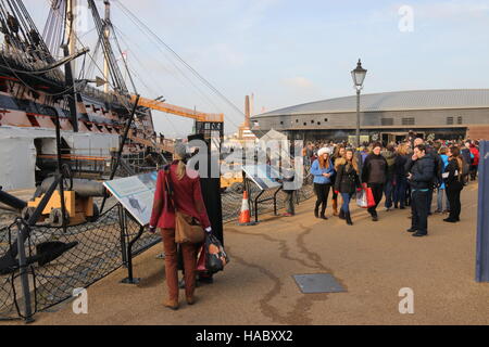 Visitatori presso il Natale annuale festival vittoriano in Portsmouth dockyard,26 novembre 2016 Foto Stock