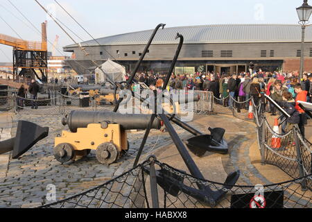 Visitatori presso il Natale annuale festival vittoriano in Portsmouth dockyard,26 novembre 2016 Foto Stock