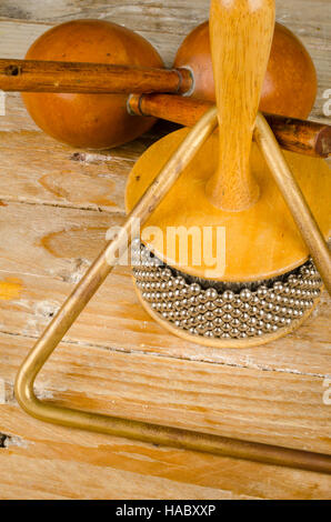 Tradizionale assortiti piccoli strumenti a percussione su un sfondo di legno Foto Stock
