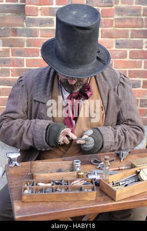 Uno sconosciuto attore interpreta la parte di un gentiluomo vittoriano al Natale annuale festival vittoriano in Portsmouth dockyard,l'Inghilterra,26 Novembre 201 Foto Stock