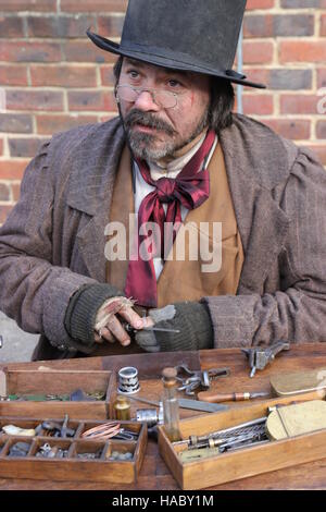 Uno sconosciuto attore interpreta la parte di un gentiluomo vittoriano al Natale annuale festival vittoriano in Portsmouth dockyard,l'Inghilterra,26 Novembre 201 Foto Stock