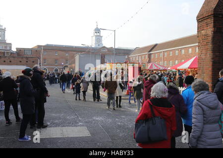 Visitatori presso il Natale annuale festival vittoriano in Portsmouth dockyard,26 novembre 2016 Foto Stock