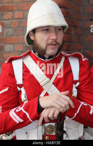 Uno sconosciuto attore interpreta la parte di un soldato vittoriano al Natale annuale festival vittoriano in Portsmouth dockyard,l'Inghilterra,26 novembre 2016 Foto Stock