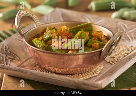 Bhindi masala. L'Okra in piccante salsa di pomodoro. India cibo Foto Stock