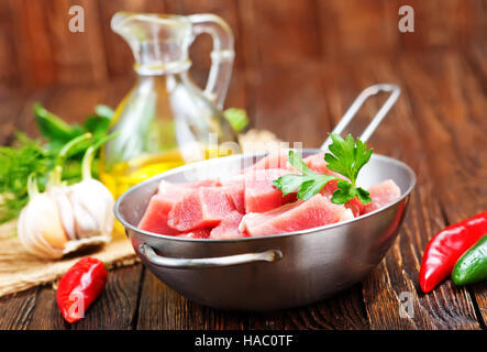 La carne cruda in padella e su un tavolo Foto Stock