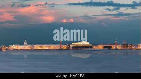 Minaccioso il Cielo di tramonto sopra lo spiedo dell'isola Vasilyevsky. San Pietroburgo, Russia Foto Stock