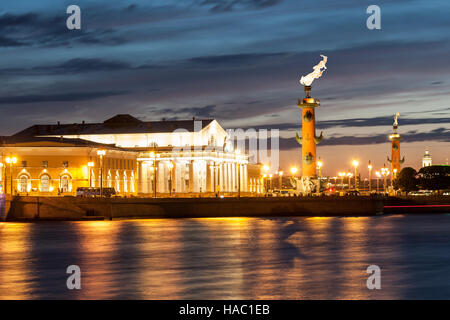 Minaccioso il Cielo di tramonto sopra lo spiedo dell'isola Vasilyevsky. San Pietroburgo, Russia Foto Stock