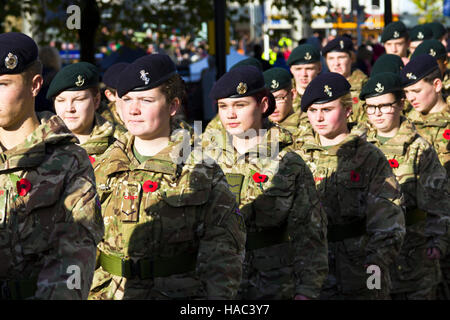 I partecipanti nel Giorno del Ricordo Parade, Bristol, Regno Unito, 2016 Foto Stock