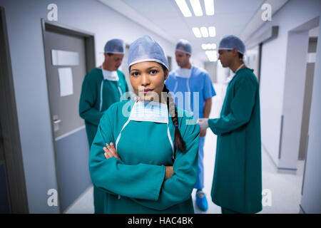 Ritratto di donna chirurgo in piedi in corridoio Foto Stock