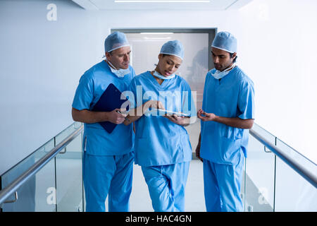 Il team di chirurghi a discutere su tavoletta digitale Foto Stock