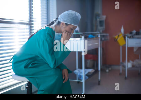 Teso chirurgo femmina in seduta ward Foto Stock