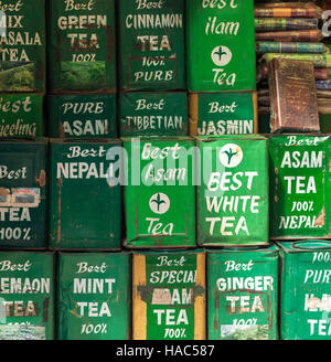 Barattoli da tè diversi, per la vendita in un negozio di Kathmandu Foto Stock