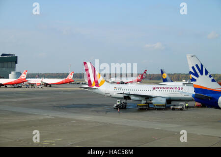 Germanwings aereo tedesco e aerei in attesa sul tarmac a Tegel aeroporto di Berlino, Germania, Europa UE KATHY DEWITT Foto Stock