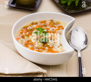 Lenticchia fatti in casa e una zuppa di riso Foto Stock