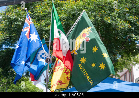 Australiana e bandiere internazionali in stallo, Brunswick Street Mall, Fortitude Valley, Brisbane, Queensland, Australia Foto Stock