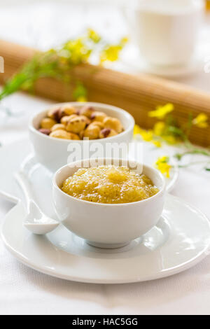 In casa pera inceppamento in una ciotola con le nocciole. Foto Stock