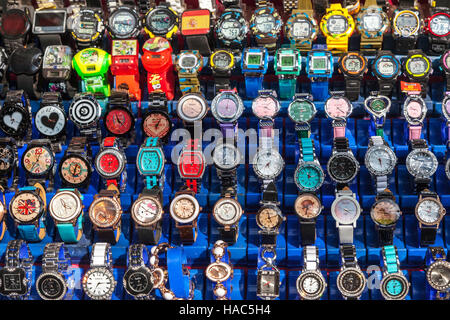 Orologi colorati in vendita su una strada di Kathmandu Foto Stock