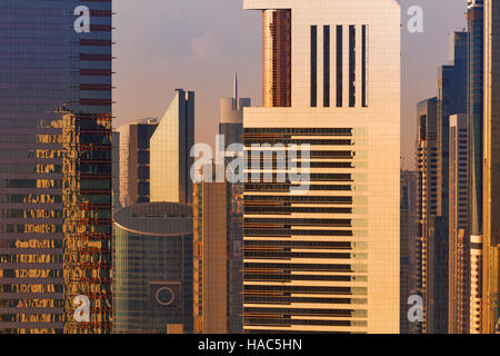 Una vista dello skyline di Dubai, UAE che mostra gli edifici della Sheikh Zayed Road e DIFC, il fulcro finanziario di Dubai Foto Stock