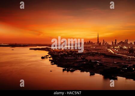 Una splendida vista dello skyline di Dubai come visto dal Dubai Festival City durante un golden set sera Foto Stock