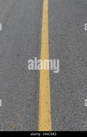 Linea gialla sulla strada asfaltata Foto Stock