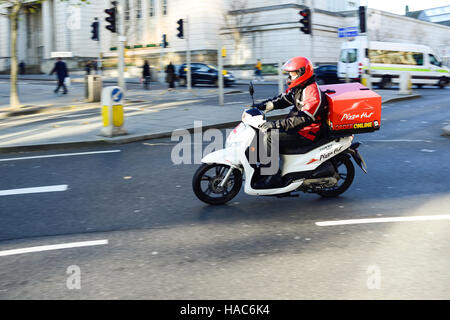 Pizza Hut motociclo corriere consegna a Nottingham, UK. Foto Stock