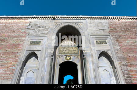 Foto di porta vecchia di Istanbul in una giornata di sole Foto Stock