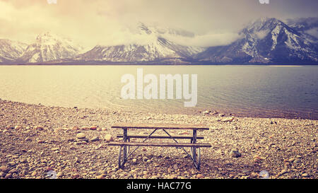 Retrò stilizzata di un banco vuoto con splendida vista sul lago, il Parco Nazionale del Grand Teton, Wyoming negli Stati Uniti. Foto Stock