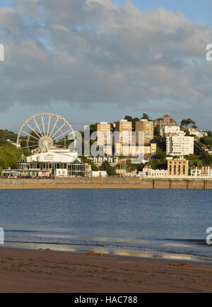 Vista sul lungomare di Torquay, nel Devon, Inghilterra Foto Stock