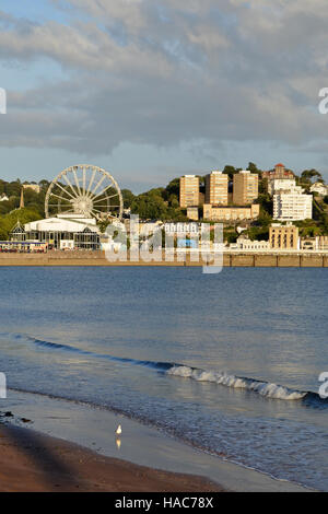 Vista sul lungomare di Torquay, nel Devon, Inghilterra Foto Stock