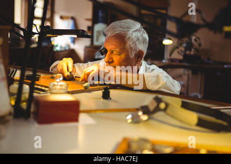 Horologist riparazione di un orologio Foto Stock