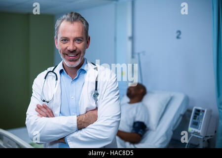 Ritratto di medico in piedi in Ward Foto Stock