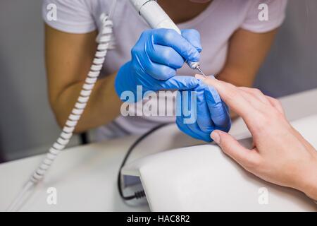 Closeup colpo di una donna in una manicure ricevendo una manicure da una estetista Foto Stock